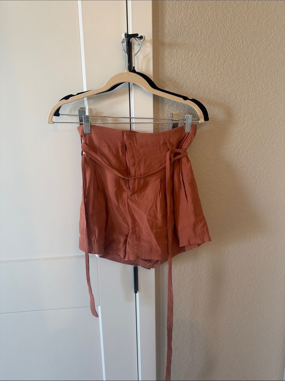 Urban Outfitters High-Waist tie Shorts in Rust
